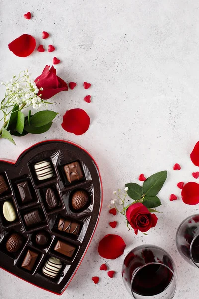 Flowers, candy and wine for Valentines day — Foto Stock