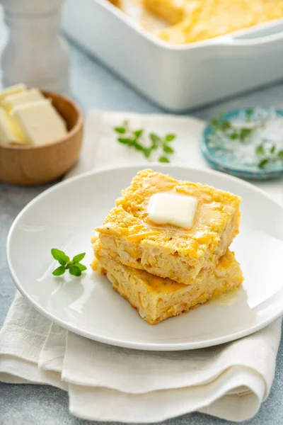 Pão de milho Cheesy recém-assado servido com manteiga — Fotografia de Stock