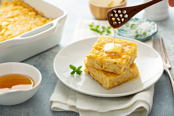 Pain de maïs au fromage fraîchement cuit servi avec du beurre — Photo