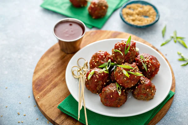 Asiatische Hackbällchen mit süß-saurer Sauce — Stockfoto