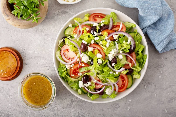 Vegetarische Griekse salade met vinaigrette dressing — Stockfoto