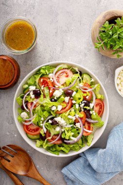Salata soslu vejetaryen Yunan salatası.