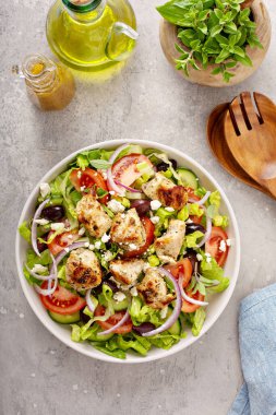 Üzüm suyu soslu Yunan salatası ve ızgara tavuk.