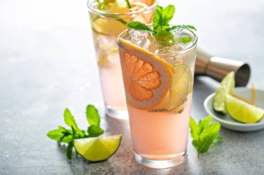 Greyfurt ve limonlu mojito kokteyli.