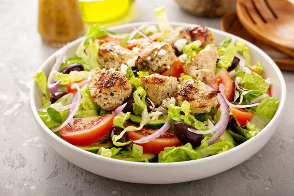 Грецький салат з оцтом, увінчаним смаженою куркою. — стокове фото