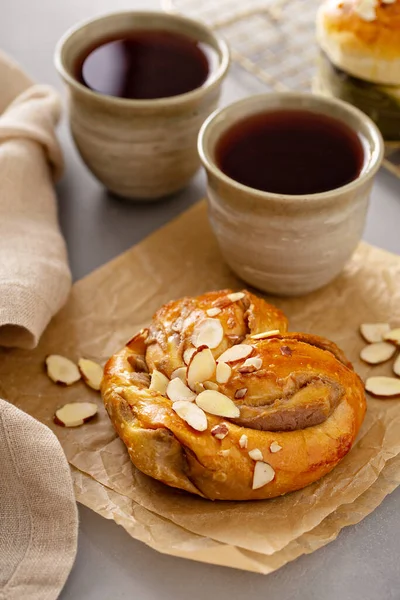 Taro filled butterfly bun with tea — Stock Photo, Image