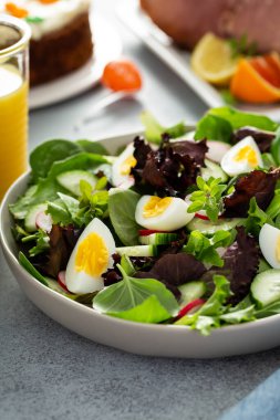 Paskalya kahvaltısı için haşlanmış yumurtalı taze yeşil salata.