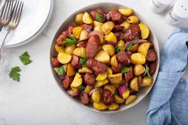 Geleneksel kahvaltı yemeği, sosisli patates.