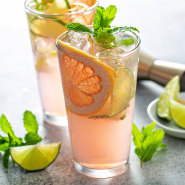 Greyfurt ve limonlu mojito kokteyli.