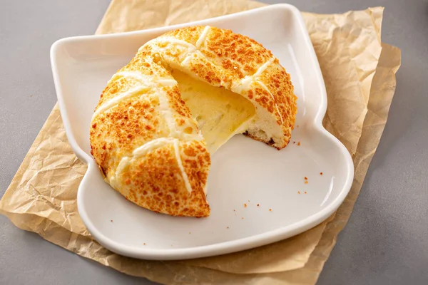 Mozzarella broodje met smeltkaas vulling — Stockfoto