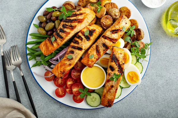 Salada de nicoise de salmão grelhado com legumes e ovos frescos — Fotografia de Stock
