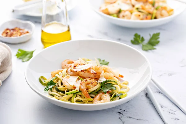 Räkor och zucchini nudlar pasta med parmesan — Stockfoto