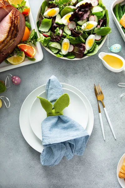 Пасхальный обеденный стол с салфеткой на тарелке — стоковое фото