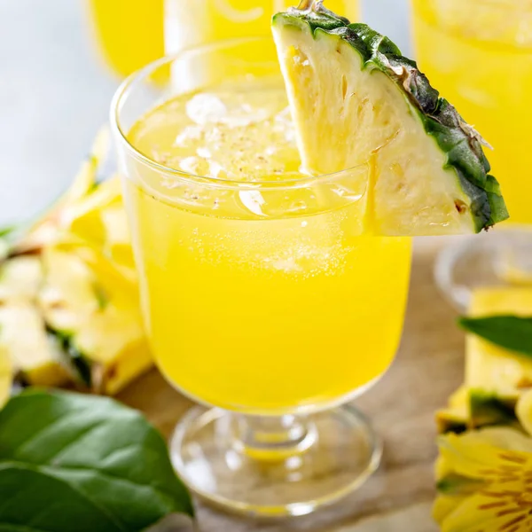 Refreshing summer cocktail with pineapple — Stock Photo, Image