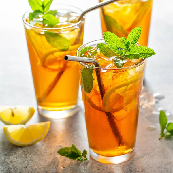 Tè freddo con limone e menta — Foto Stock