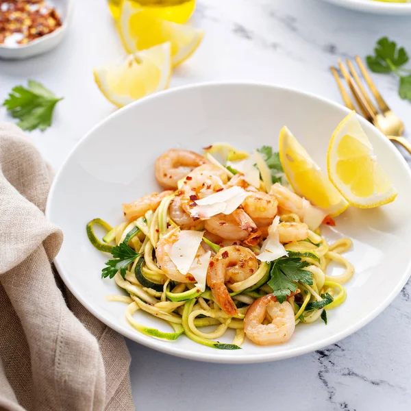 Garnelen und Zucchini Nudeln Nudeln mit Parmesan — Stockfoto