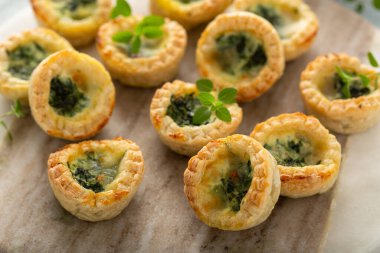 Ispanaklı mini çörekler taze pişmiş.