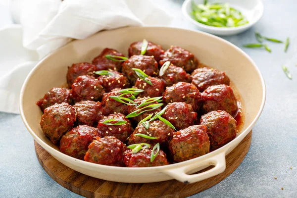 Asiatiska köttbullar med söt och sur sås — Stockfoto