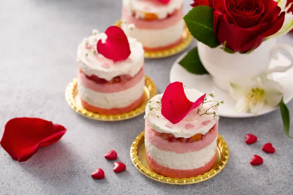 발렌틴의 날을 위한 가벼운 무스 케익 — 스톡 사진