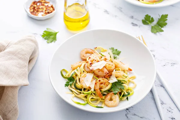 Garnelen und Zucchini Nudeln Nudeln mit Parmesan — Stockfoto