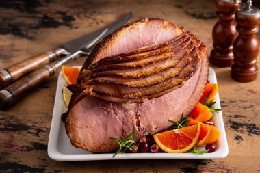 Noel ya da Paskalya sarmalı dilimlenmiş jambon