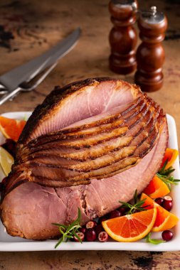Noel ya da Paskalya sarmalı dilimlenmiş jambon