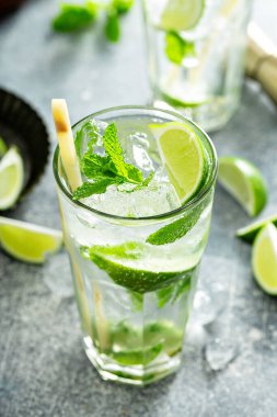 Limonlu ve naneli mojito kokteyli tazeleniyor.