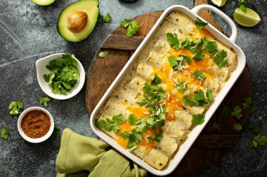 Fırında yeşil enchiladas güveci.