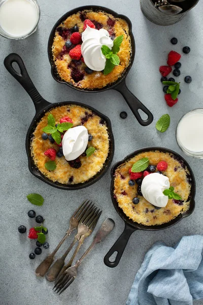 Crumble aux baies cuit dans de petites casseroles en fonte — Photo