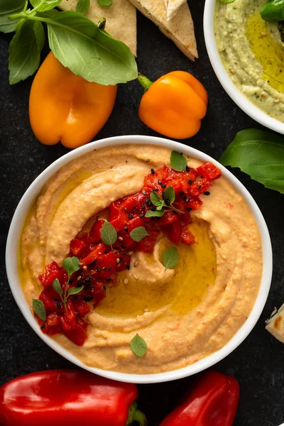 Hummus au poivre rôti avec pita — Photo