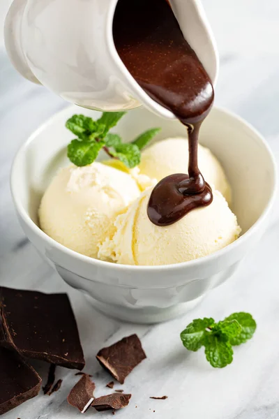 Despejar molho de chocolate em sorvete — Fotografia de Stock