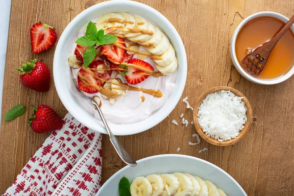 Variedade de tigelas de iogurte com morango e iogurte simples — Fotografia de Stock