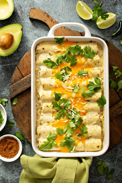 Grön enchilada gryta i en bakning skålen — Stockfoto