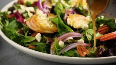 Elma ve cevizli kış salatası.