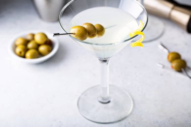 Klasik limonlu martini.