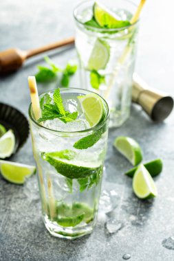 Limonlu ve naneli mojito kokteyli tazeleniyor.