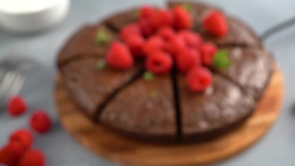 Ciasto Brownie zwieńczone świeżymi malinami — Wideo stockowe