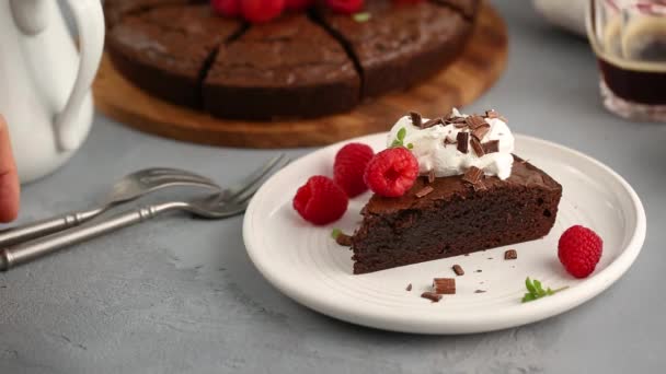 Pastel de brownie cubierto con frambuesas frescas — Vídeos de Stock