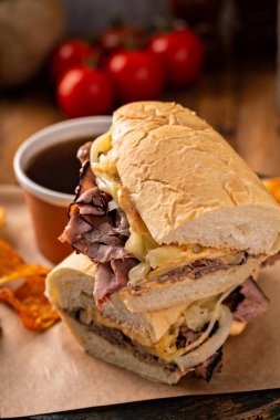 Bir kasede İtalyan biftekli sandviç