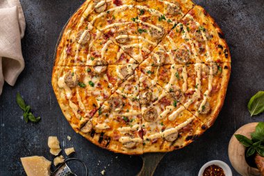 Pastırma ve sosisli pizza.