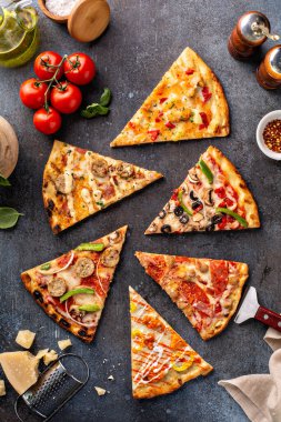 Pizza dilimlerinin çeşitliliği üst görünümde