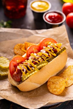 Domatesli sosisli, hardallı ve turşulu.