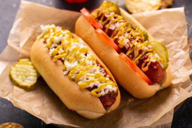 İki sosisli, ketçap ve hardal.