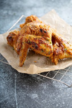 Parşömen üzerinde bal olan güney kızarmış tavuk kanatları.