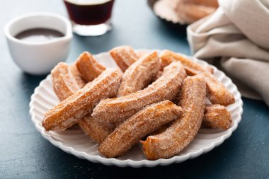 Tabakta tarçın şekerli ev yapımı churros.