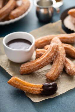Parşömen üzerinde tarçın şekerli ev yapımı churros.