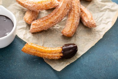 Parşömen üzerinde tarçın şekerli ev yapımı churros.