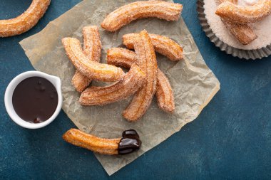 Parşömen üzerinde tarçın şekerli ev yapımı churros.