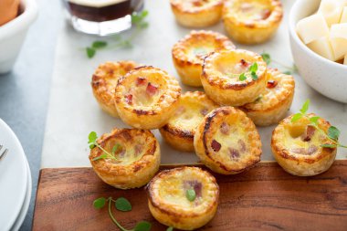 Kahvaltıda mini jambon ve peynirli börek.