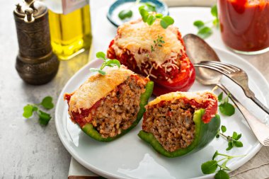 Doldurulmuş biber ve sığır eti tabakta